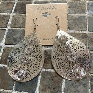 Nwt silver larger rhinestone earrings🖤must bundle